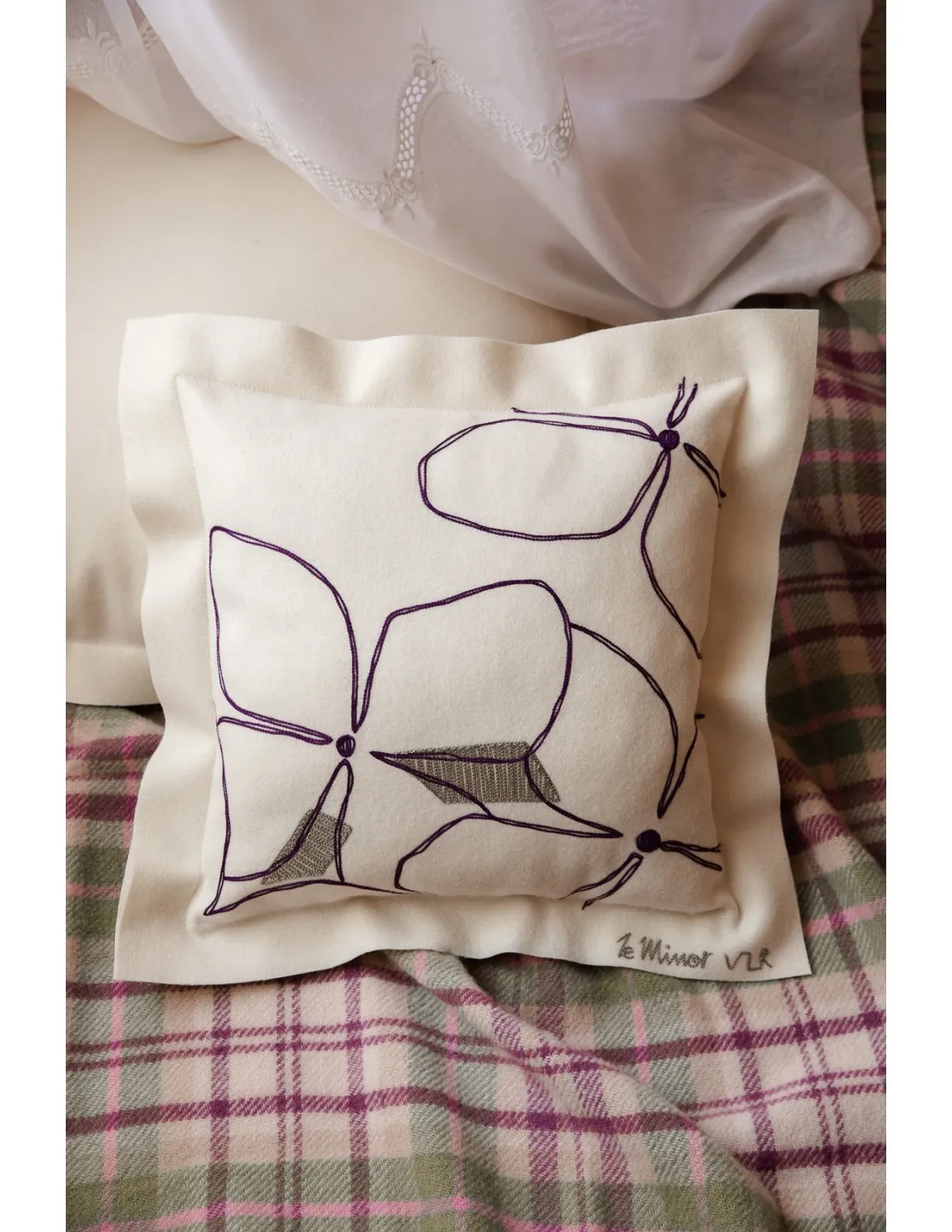Coussin Brodé Hortensia